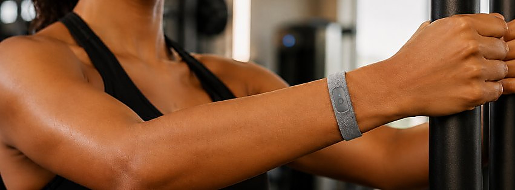 A person wearing the SENZA band at the gym